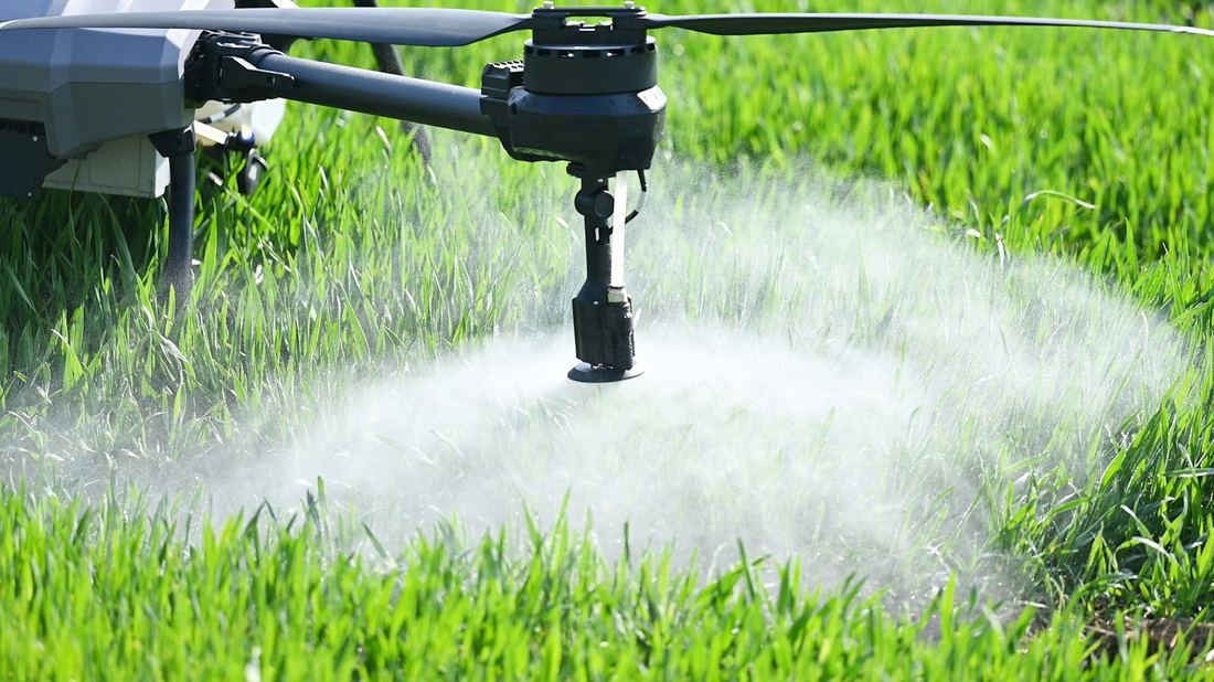 Boquilla de dron agrícola pulverizando sobre el cultivo