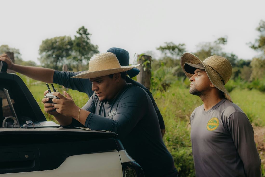 Equipo revisando el plan de vuelo del dron en el campo